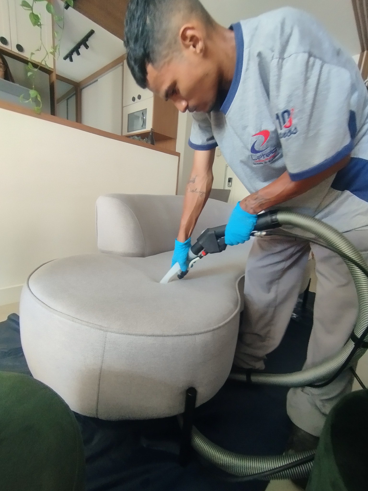 Técnico da Letec higienizando poltrona